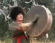 Sciamano della Siberia con il classico tamburo