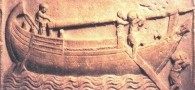 Nave oneraria (adibita alla logistica militare), con l'albero inclinato, durante le operazioni di scarico: bassorilievo in marmo custodito nella Cattedrale di Salerno