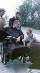 Un incidente alla ruota sinistra della carrozzella. Il meccanico è fra Pier Paolo, il secondo infermiere P. Raffaele da Mestre