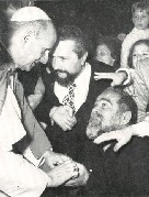 La stretta di mano tra Paolo VI e p. Taffaele P. Raffaele
